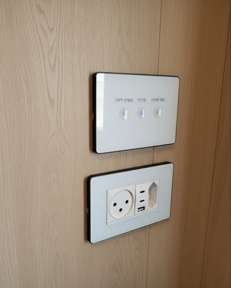 מתג תרחישים לבן ושקע משולב עם USB על קיר עץ
