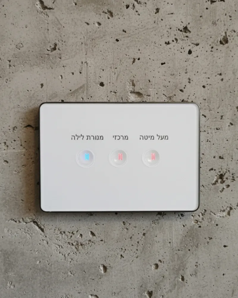 פאנל תרחישים לבן עם חריטה בעברית על קיר בטון